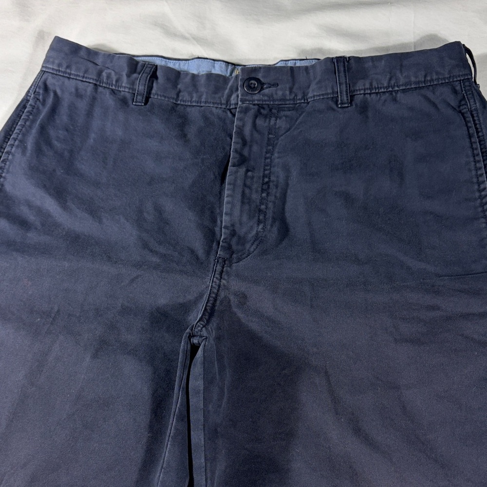 L.L. Bean mens navy blue basic rugged flat front 9" chino shorts - size 34